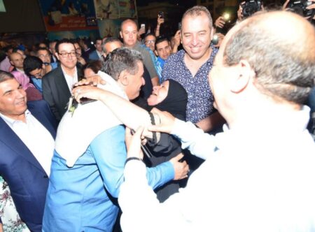أخنوش يتفقد منصات مهرجان تيميتار بأكادير، ويحرص على حضور حفل تكريم مشجع المنتخب المغربي بعد ترويجه لمدينة أكادير السياحية بروسيا