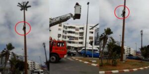 شاب يهدد بالانتحار من أعلى لاقط هوائي بطريقة غريبة أثارت الرعب والفزع في نفوس الحاضرين للمشهد.