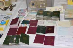 بالصور:ضبط أختام وسيارات فارهة ووثائق مزورة في حوزة عصابة إجرامية خطيرة