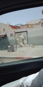 أكادير بالصور:سكان يواصلون عمليات هدم منازلهم بأيديهم وسط تبادل الاتهامات، والغموض يلف ملف 18 أسرة