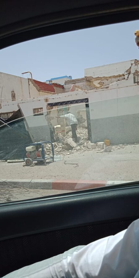 أكادير بالصور:سكان يواصلون عمليات هدم منازلهم بأيديهم وسط تبادل الاتهامات، والغموض يلف ملف 18 أسرة أكادير بالصور:سكان يواصلون عمليات هدم منازلهم بأيديهم وسط تبادل الاتهامات، والغموض يلف ملف 18 أسرة