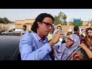 طبيب محبوب الفقراء بتيزينت، يقرر الاعتزال و مغادرة أرض الوطن، وهكذا التف حوله المواطنون (فيديو)