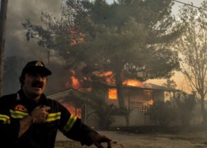 عاجل: النيران تلتهم غابات ضخمة بأوروبا، وتتسبب في وفاة أزيد 60 شخصا، و إصابة العشرات في حادث يعد الأسوء من نوعه.