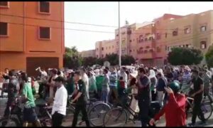 +فيديو:احتجاجات و مسيرة عارمة في اتجاه عمالة تيزنيت يقودها فقراء و متضامنون مع طبيب الفقراء بعاصمة الفضة.