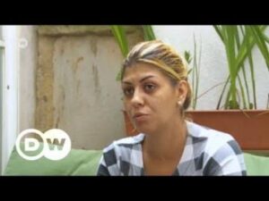 عاهرة محترفة تروي تفاصيل مؤلمة عن مهنتها القاسية