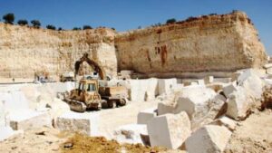 نهب مقالع الحصي باشتوكة أيت باها، والجهات المعنية تفضل سياسة “تغماض العينين”.