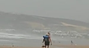 فيديو:سائح أجنبي يجمع الأزبال بشاطئ أكادير