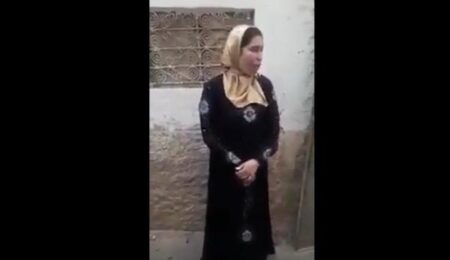 +فيديو صادم:فتاة تجهز على مغتصبها و تقتله بشكل بشع، بعدما لم ينصفها القضاء، وتعترف بشكل تلقائي أمام الكاميرا بوجه مكشوف.