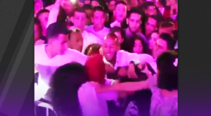 بالفيديو: “حرب النساء” تندلع وسط جمهور تيميتار في سهرته الختامية.