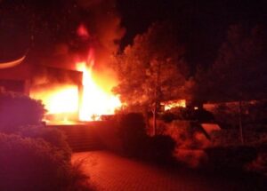 خطير: الطلبة يهربون بجلودهم بعد اندلاع نيران كثيفة وسط الحي الجامعي في وقت متأخر من الليل.