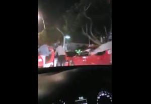 (بالفيديو): معركة ضارية بين شبان و فتاة قرب ملهى ليلي في مشهد مؤسف بأكادير.