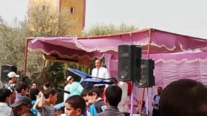 +فيديو: مدير مدرسة ابتدائية بأكادير يرقص على نغمات ” أحواش”، وهكذا تفاعل معه الحاضرون في حفل نهاية السنة الدراسية.