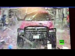 غريب: اقتحام مركز تجاري بسيارة “جيب”