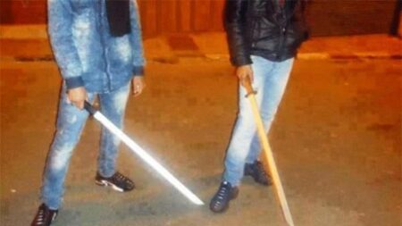 فيديو:مواجهات قوية استعملت فيها السيوف والهراوات وسط مقهى بسبب الرغبة في الإنتقام..