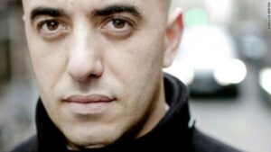 اللص الأديب “رضوان” يهرب من سجنه بفرنسا بطريقة هوليودية من طرف أشخاصا يحوزون أسلحة ثقيلة وباستعمال طائرة