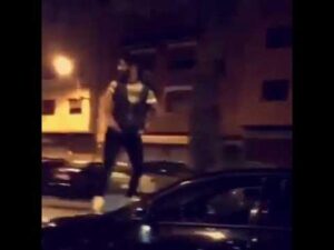 خطير: شاهد  “ولد الفشوش” كيف ترك “المقود” وصعد فوق سيارته وهي تسير بأحد الشوارع..