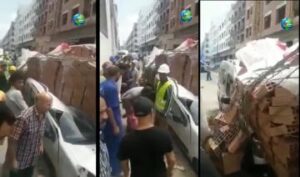 شاحنة محملة ب”الياجور” تسقط حمولتها على مجموعة من السيارات.