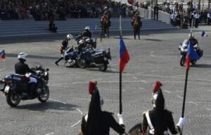 شاهد كيف سقط دراجون فرنسيون خلال حفل استعراضي