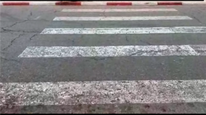 أكادير (+فيديو): صباغة مغشوشة لطرقات أكادير تفجر فضيحة تفويت الصفقات وغياب المراقبة، ومطالب بفتح تحقيق معمق.