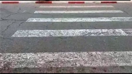 أكادير (+فيديو): صباغة مغشوشة لطرقات أكادير تفجر فضيحة تفويت الصفقات وغياب المراقبة، ومطالب بفتح تحقيق معمق.