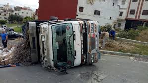 انقلاب شاحنة باشتوكة ايت باها، و إصابة السائق في الحادث.