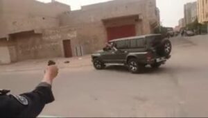 الشرطة تشهر الأسلحة النارية لإيقاف “مول كاط كاط” في حالة هيستيرية(فيديو).