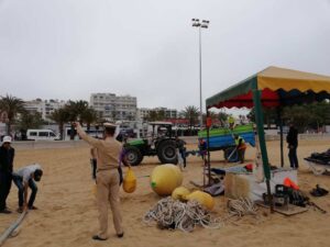 بالصور:حملة واسعة بكورنيش أكادير تقود إلى حجز قارب صغير من نوع “كاياك”