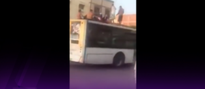 (+فيديو)متهورون يعرضون حياتهم لخطر الموت بأكادير، ويستعرضون حركاتهم البهلوانية فوق الحافلة في مشهد مثير