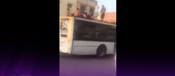 (+فيديو)متهورون يعرضون حياتهم لخطر الموت بأكادير، ويستعرضون حركاتهم البهلوانية فوق الحافلة في مشهد مثير