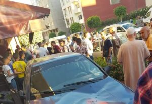 بالصور:سيارة مجنونة تقتحم مقهى وتقتل شابا وترسل آخر إلى العناية المركزة