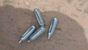 مخدر “غاز الضحك’ يغزو الشواطئ، وأصابع الاتهام موجهة لأفراد الجالية المغربية