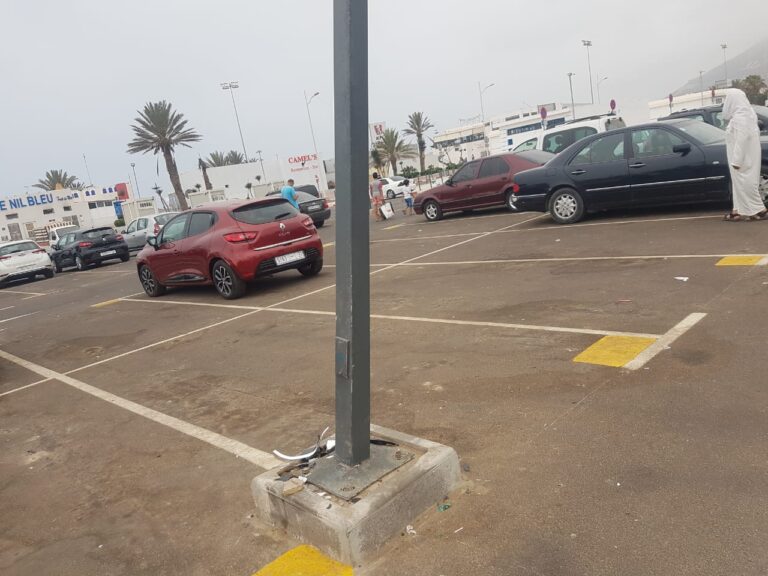 بالصور:فوضى عارمة بمربد بيجوان بكورنيش أكَادير:”تلاعب في الأثمنة وتكسير لأعمدة كهربائية قبل تمرير المربد في صفقة عمومية”.