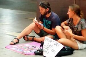 مثير:أوروبيون يتسولون في شوارع أكادير