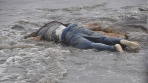 مؤثر:أمواج البحر تقذف الى الشاطئ جثة “بلا رأس” لشخص مجهول الهوية