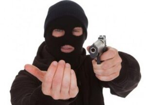 ملثمان يقتحمان منزل فنان مغربي ويسرقان محتوياته تحت تهديد صاحبه بالذبح