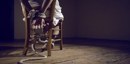 شرطي بمديرية القصور الملكية يتورط في افتضاض بكارة فتاة بعد تصفيدها