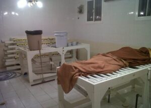 (+فيديو)رجل “ميت” يقتل إمام مسجد بسكتة قلبية و يشارك في تشييع جنازته!