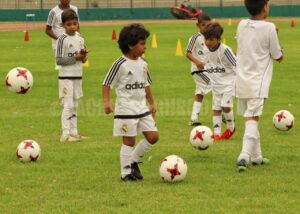 أكادير بالصور والفيديو:مؤسسة ريال مدريد لكرة القدم تنظم تدريبا لفائدة أبناء الأسر السوسية