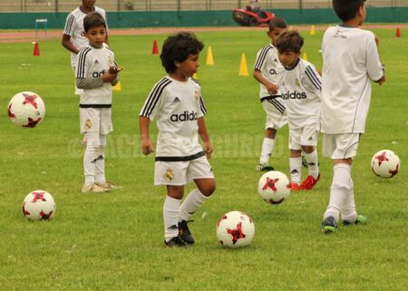 أكادير بالصور والفيديو:مؤسسة ريال مدريد لكرة القدم تنظم تدريبا لفائدة أبناء الأسر السوسية