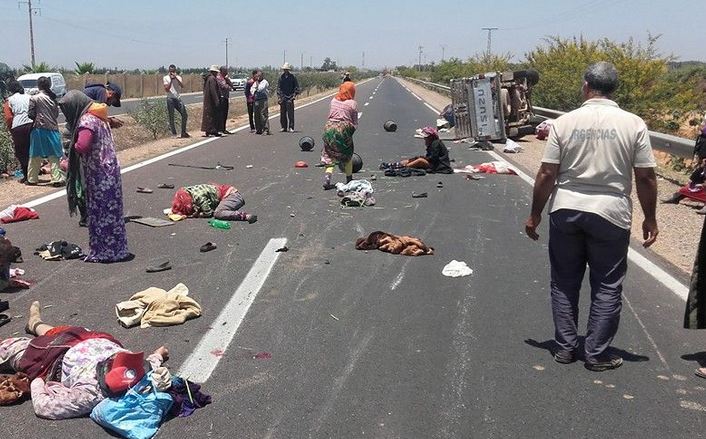 (+فيديو مؤثر)مقتل شخصين وإصابة 19 آخرين في حادث انقلاب ‘بيكوب’ لنقل العمال الزراعيين