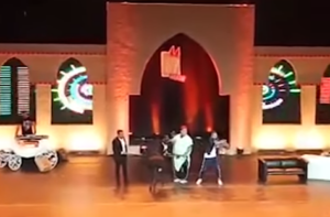 (+فيديو)حمار يحرج صاحبه بمنصة مهرجان الضحك في أكادير، انتقاما منه على استغلاله في أعمال الكوميديا