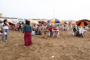 مصطافون مستاؤون من مكتري المظلات الشمسية، وأصحاب المهن الموسمية، والسلطات غائبة