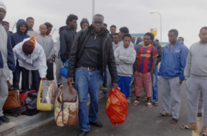 بعد تيزنيت..حافلات تفرغ مئات المهاجرين الأفارقة بأكادير وسط دهشة واستغراب الساكنة