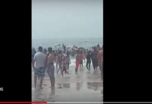 (+فيديو)اعتقال تلاثة أشخاص استفزوا المصطافين بشاطئ طانطان بعد رفعهم علم البوليساريو