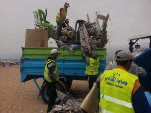 عااجل بالصور:سلطات أكادير تشن حملة واسعة النطاق ضد محتلي الرمال بشاطئ المدينة