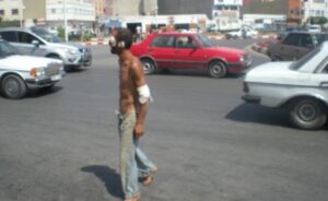 مختل عقليا يهاجم مسجدا عاريا ويرمي بنفسه داخل مجمع لنبتة الصبار