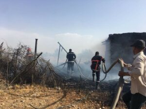 بالصور:حريق يلتهم طنا من الحبوب ويتسبب في نفوق أزيد من 86 رأس من الأغنام بضيعة فلاحية