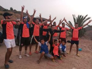 جوائز بئيسة لفريق فائز بدوري لكرة القدم تسيل سيلا من الانتقادات للمنظمين وسط مطالب بفتح تحقيق معمق.