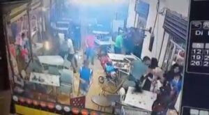 عصابة إجرامية خطيرة مدججة بالسيوف تهاجم مطعما..