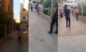 رجال الأمن يشهرون المسدسات لتوقيف مسلح خطير يهدد سلامة المواطنين.